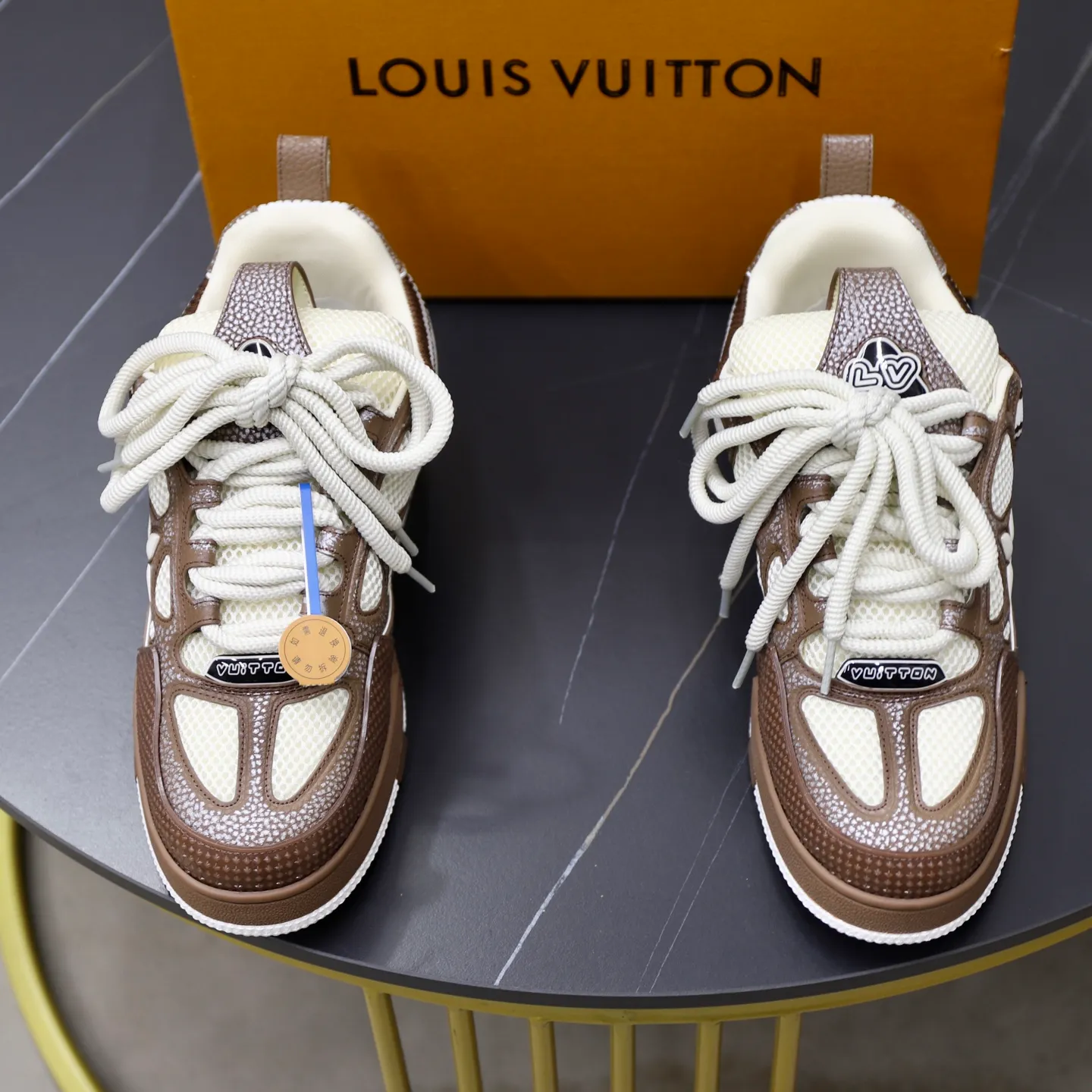 Ex-factory price: 860💰LV Couple👫Louis Vuitton TRAINER sneakers classic Louis Vuitton men's artistic director Virgil Abloh picked inspiration to create this LV Trainer sneaker. Yingze crystal inlays present a colorful effect. VS can be matched with two gorgeous effect colors. The LV letter logo badge on the tongue is gorgeous and noble. The LV letter is decorated on the side. The outsole is decorated with a Monogram flower pattern. It shows the trend of elegance and nobility! Men's and women's models: 35-46